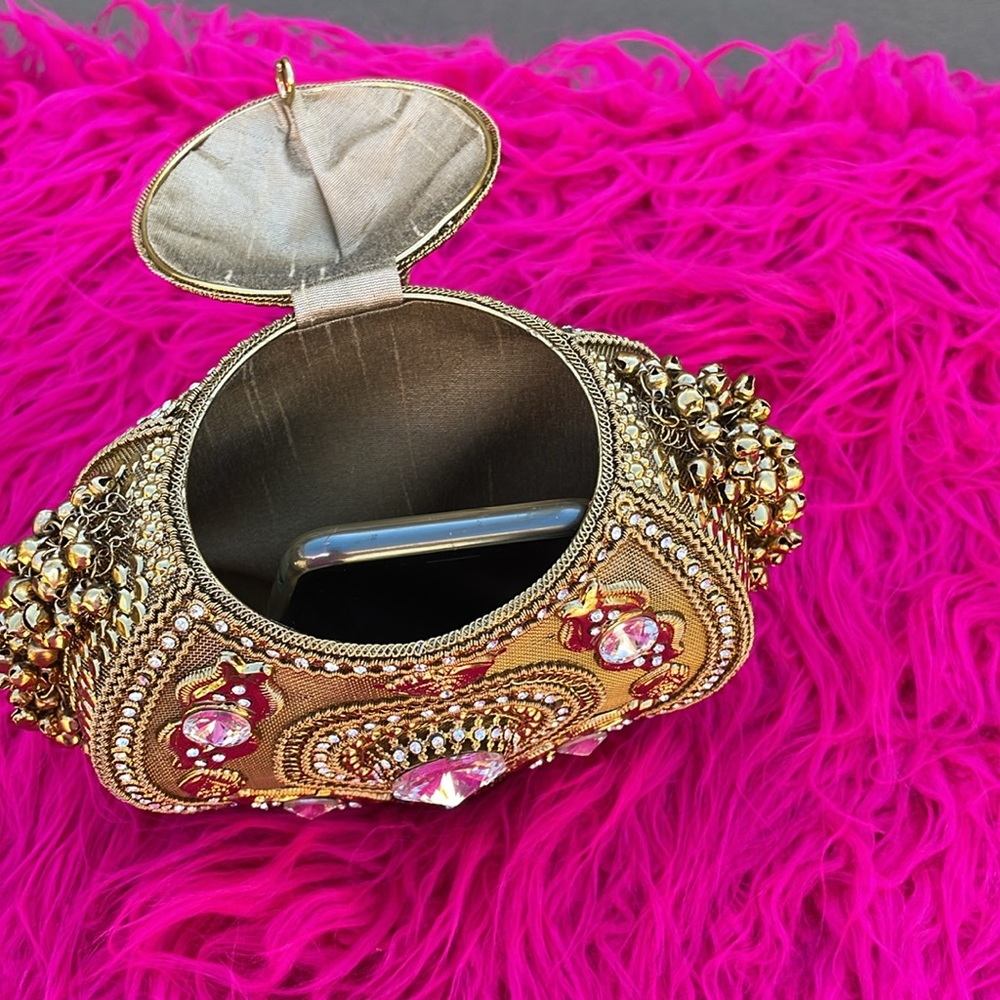 Gold metal/tin like small clutch. - Picture 7 of 8